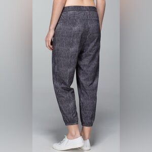 Lululemon Rollin' With My Omies Pant- Burlap Texture Black Dune/ Size 4 (FLAWED)